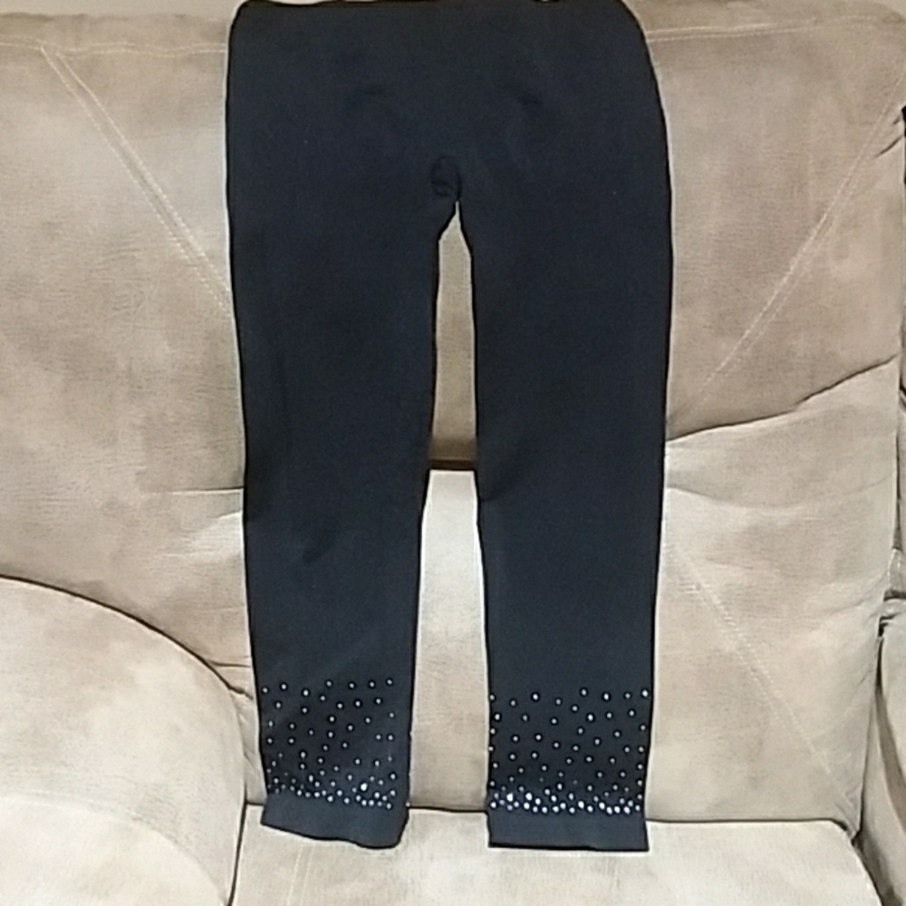 Slimming black leggings with butt lift.
